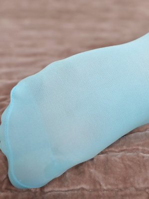 Фетишист трахает девушку в жопу и лижет ей ножки