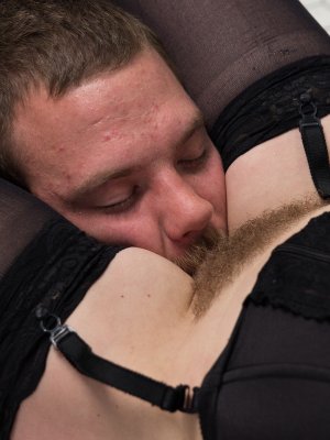 Госпожа садится на лицо рабу и заставляет его лизать очко