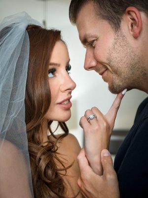 Жених трахает красивую невесту в первую брачную ночь 