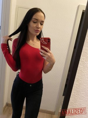 Парень слил фото бывшей телки с худым телом и маленькими сиськами  