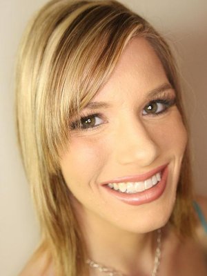 Блондинка делает домашний минет парню с толстым членом проглатывая сперму