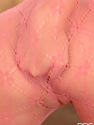 Красивая девушка в масле делает себе анальный фистинг рукой