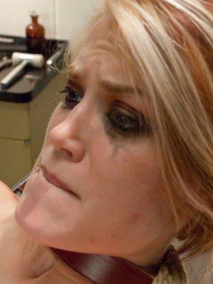 Опытный господин сделал вагинальный фистинг блондинке с волосатой писькой