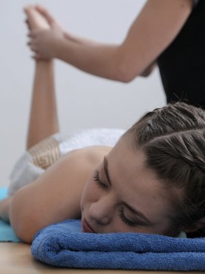 Русская девушка пришла на массаж ради секса в бритую киску