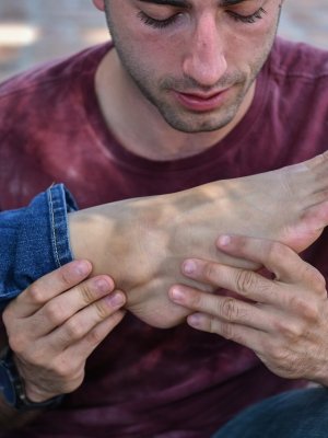 Татуированная азиатка в джинсах прыгает на хуе посреди парка