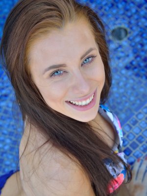 Молодая красотка вставила дилдо в жопу и растянула влагалище