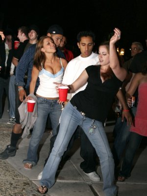 Блондинка занимается вагинальным сексом на публичной вечеринке