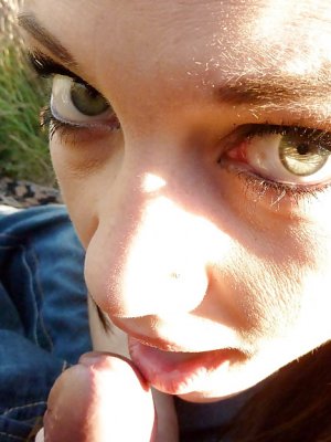 Кончил в рот русской девушки после минета на улице без презерватива