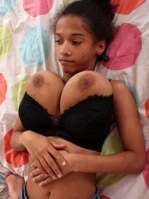 Молоденькая негритянка показала большую натуральную грудь на фото