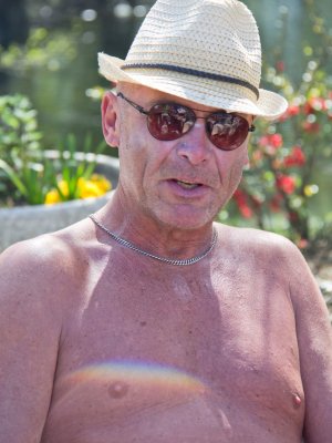 Старики трахают молодую девушку во все дыры на свежем воздухе