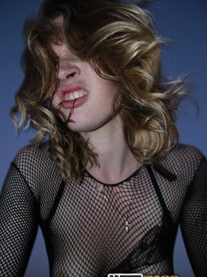 Блондинка в колготках сосет член на улице у фотографа