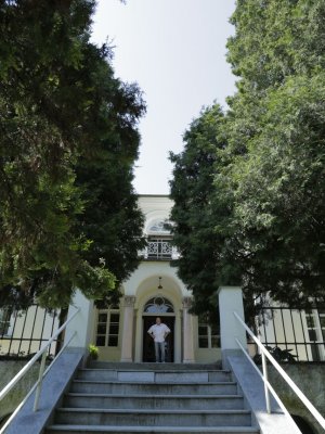 Оргия лесбиянок брюнеток с мастурбацией вибратором влагалищ на диване