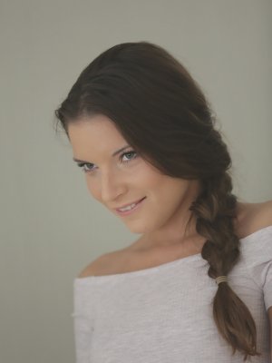 Миниатюрная брюнетка занимается нежным анальным сексом с парнем подруги