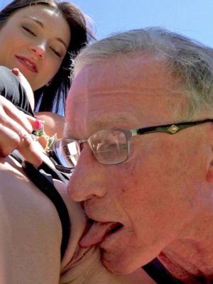 Старик потрахался с молоденькой девушкой на свежем воздухе после отшлепывания