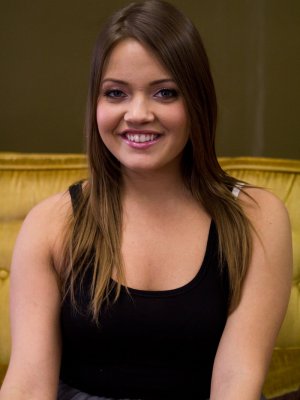 Лесбиянки наказали молодую девушку жестким групповым трахом с фистингом