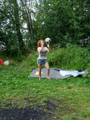 Две молоденькие русские студентки глотают сперму парня трахаясь на природе