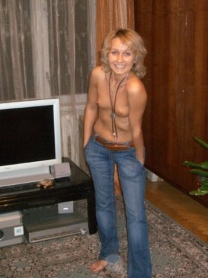 Русские муж и жена сняли фото домашнего анального секса с окончанием на спину