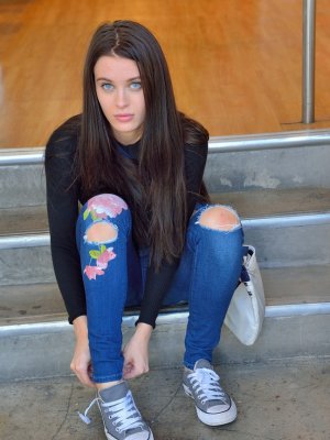 Горячие лесбиянки в джинсах сосутся и мастурбируют дилдо в общественных местах