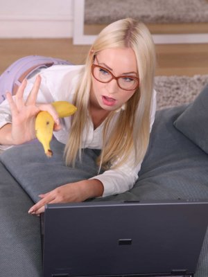 Стройный парень занялся сексом с двумя горячими блондинками на диване