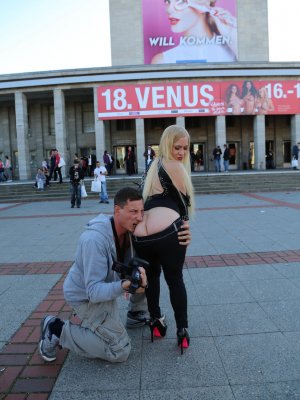 Немецкая блондинка показывает большие сиськи и жопу на публике