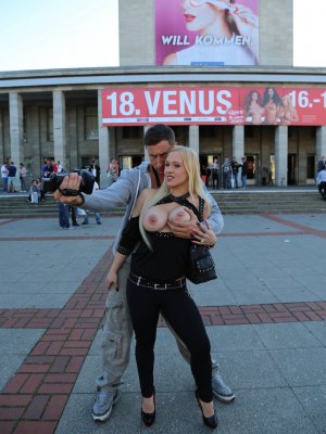 Немецкая блондинка показывает большие сиськи и жопу на публике