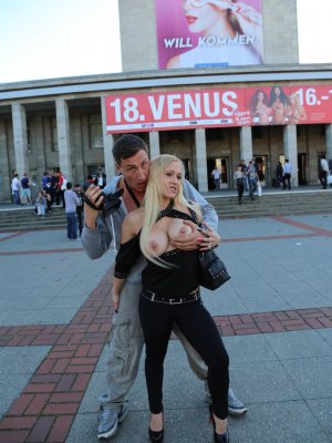 Немецкая блондинка показывает большие сиськи и жопу на публике