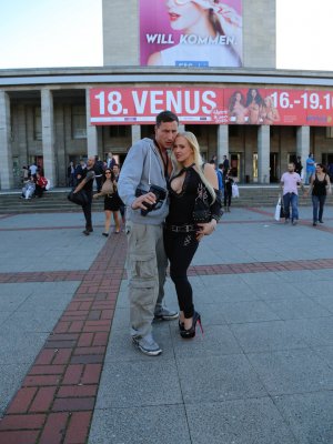 Немецкая блондинка показывает большие сиськи и жопу на публике