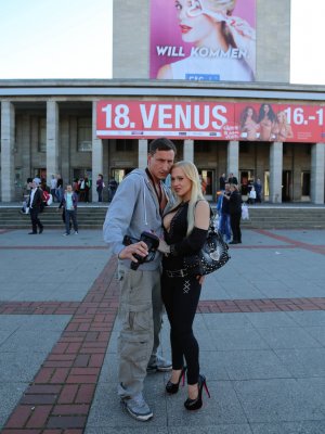 Немецкая блондинка показывает большие сиськи и жопу на публике