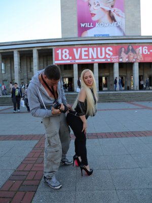 Немецкая блондинка показывает большие сиськи и жопу на публике