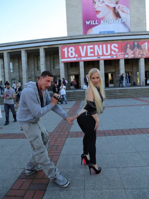 Немецкая блондинка показывает большие сиськи и жопу на публике