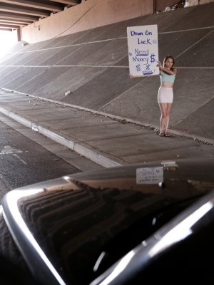 Худая телка скачет на длинном члене знакомого без защиты желая подзаработать