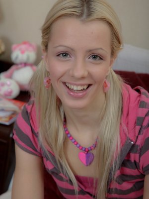 Трахает анал русской студентки с косичками большим членом кончая спермой внутрь