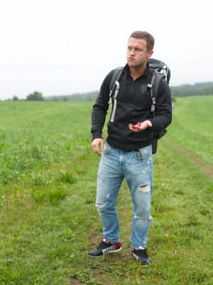 Русская девушка с длинными ножками поебалась на трассе ради помощи с авто