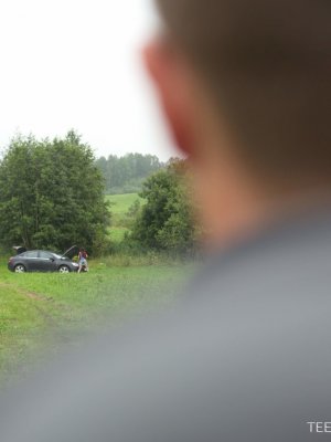 Русская девушка с длинными ножками поебалась на трассе ради помощи с авто